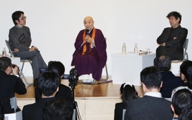 長年交流する横尾忠則さん（右）らと軽妙なトークを繰り広げる瀬戸内寂聴さん（中央）＝２０１５年１２月、神戸市灘区原田通３、横尾忠則現代美術館