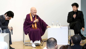長年交流する横尾忠則さん（右）らと軽妙なトークを繰り広げる瀬戸内寂聴さん（中央）＝２０１５年１２月、神戸市灘区原田通３、横尾忠則現代美術館