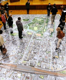 鳥になったつもりで巨大鳥瞰図上を散策＝１２日午前、姫路市新在家本町１