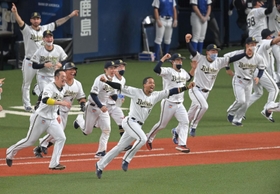 ９回、小田のＣＳ突破決定打にベンチを飛び出すオリックスナイン（撮影・高部洋祐）