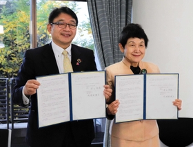 連携協定に署名した姫路市の清元秀泰市長（左）と昭和女子大の坂東真理子総長＝東京都世田谷区、昭和女子大