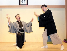 忠臣蔵の刃傷場面を演じる（左から）桂春蝶、林家染雀＝神戸新開地・喜楽館