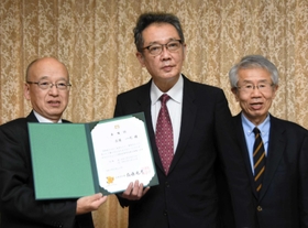 片山安孝副知事（左）から委嘱状を受け取る古屋一之さん（中央）＝兵庫県庁