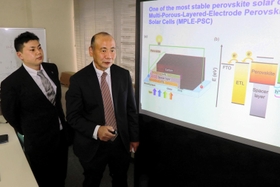 ペロブスカイト太陽電池が長持ちするメカニズムを説く兵庫県立大大学院の伊藤省吾教授（中央）と紀州技研工業の小林英治さん＝姫路市南駅前町