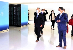 スーパーコンピューター「富岳」を見学する末松信介文部科学大臣（右）＝神戸市中央区港島南町７