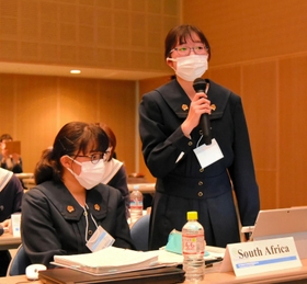 南アフリカ大使として発言する白陵高校チーム＝淡路夢舞台国際会議場