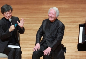 文化芸術プロデューサー浦久俊彦さん（左）との対談で、ユーモアを交えて音楽への情熱を語った舘野泉さん＝神戸新聞松方ホール（撮影・吉田敦史）