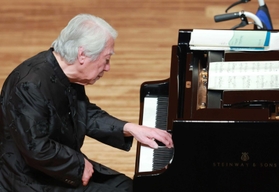 演奏する舘野泉さん。「左手だけではない。体全体で音楽をやっている」と語った＝神戸新聞松方ホール（撮影・吉田敦史）