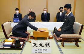 第２局で初手を打つ関航太郎七段（左）と一力遼天元＝１６日午前、札幌市、ホテルエミシア札幌
