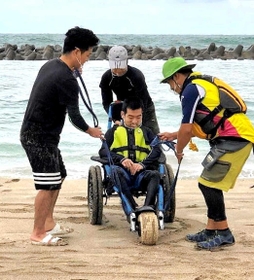 身体障害者が水陸両用の車いすを使い、海水浴場を訪れたモニターツアー＝２０２０年９月、豊岡市竹野町（ひょうご観光本部提供）