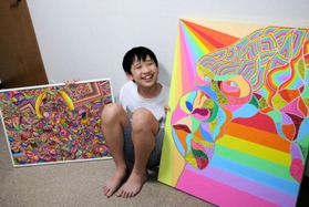 地元で開く次の個展に向け、創作を続ける柳生千裕さん＝西宮市内