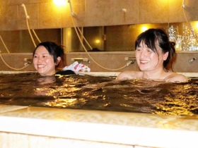 公衆浴場を楽しむミックスレインボーのメンバー＝蓬莱湯、尼崎市道意町２