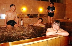 ミックスレインボーの井餘田みのり理事長（前列右）と仲間たち。久しぶりの温泉にザ・ドリフターズの「いい湯だな」を歌う＝蓬莱湯、尼崎市道意町２