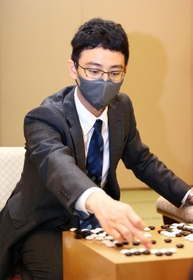 第２局で関航太郎七段に勝利し、対局を振り返る一力遼天元＝１６日午後、札幌市、ホテルエミシア札幌
