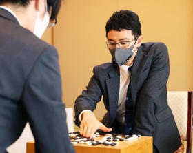 第２局で関航太郎七段に勝利し、対局を振り返る一力遼天元＝１６日午後、札幌市、ホテルエミシア札幌