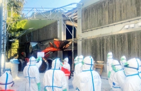 養鶏場での鳥インフルエンザ発生を受け、殺処分に入る兵庫県職員ら＝17日午前、姫路市内（県提供）