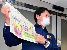姫路市内の養鶏所で発覚した鳥インフルエンザの対応について説明する斎藤元彦兵庫県知事＝１７日夕、神戸市中央区下山手通５、兵庫県庁（撮影・中西幸大）