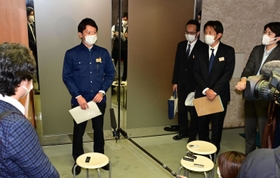 姫路市内の養鶏場で確認された鳥インフルエンザの対応について説明する斎藤元彦兵庫県知事＝１７日夕、神戸市中央区下山手通５、兵庫県庁（撮影・中西幸大）