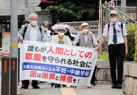 判決を前に、横断幕を手に神戸地裁に入る兵庫の原告団＝神戸市中央区、８月３日