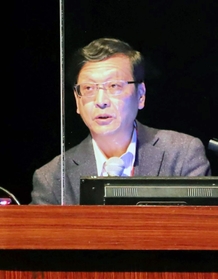 講演する東北大学の押谷仁教授＝神戸市中央区港島中町６、神戸国際会議場