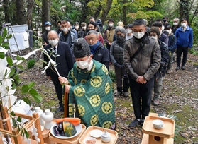 撮影再開を前に安全を祈願する関係者ら＝１８日午前、栃木県佐野市