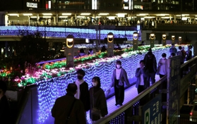 約１０万個のＬＥＤが装飾され、幻想的な「光の回廊」が浮かび上がった＝１９日午後、ＪＲ三ノ宮駅前（撮影・辰巳直之）