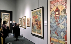 緻密で繊細なミュシャの作品に見入る来場者ら＝神戸市東灘区向洋町中２、神戸ファッション美術館（撮影・長嶺麻子）
