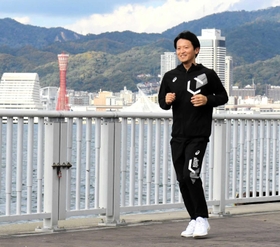 神戸マラソンのオンラインイベントに参加し、ポートアイランドを走る斉藤知事＝神戸市中央区港島１