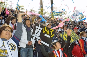 球団歌「ＳＫＹ」に合わせてジェット風船を飛ばすオリックスファン＝２０１０年、神戸市須磨区緑台のスカイマークスタジアム（当時）