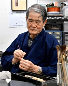 筆を遣う武野恭永さん。父の金霞を初代として伝統は３代にわたる＝神戸市中央区の蒔絵教室（撮影・三津山朋彦）