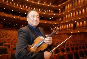 「バルトークのロマンチックな協奏曲を味わってほしい」と語る豊嶋泰嗣＝西宮市、県立芸術文化センター（撮影・秋山亮太）