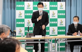 衆院選総括を巡り、会議冒頭で発言する西村康稔氏＝２１日午前、神戸市中央区中山手通５、自民党兵庫県連