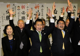 兵庫県神河町長選で４選を確実にし、支援者や家族と万歳する山名宗悟氏（中央）＝同県神河町東柏尾