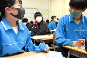 名前の刺しゅうが無い体操服を着て授業を受ける生徒たち＝神戸市北区西大池２、大池中学校