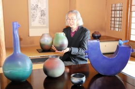 釉薬の技術を生かした作品を前に語る小倉健さん＝旧木下家住宅