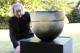 水平線や淡路島を表現した作品を紹介する小倉健さん＝神戸市垂水区東舞子町、旧木下家住宅