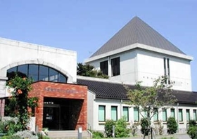 一時保護所が併設されている兵庫県中央こども家庭センター＝明石市北王子町（同センター提供）