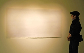 淡い墨と余白で大海原を表現した絵画「蒼氓」＝神戸市中央区山本通３、神戸市立海外移住と文化の交流センター