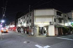 日が暮れても、人気のないかんなみ新地。店先ではパトカーが赤色灯を回して警戒している＝５日夜、尼崎市神田南通３