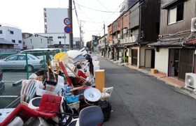 店で使っていた粗大ゴミ。マットレスや敷布団などが山積み＝１６日午後、尼崎市神田南通３