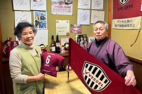 ５２年の歴史に幕を下ろす「生そば　しなの」の釜須一昭さん（右）と妻保美さん＝神戸市兵庫区小松通３