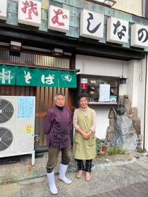 ５２年の歴史に幕を下ろす「生そば　しなの」の釜須一昭さん（左）と妻保美さん＝神戸市兵庫区小松通３