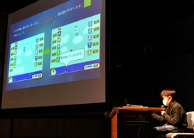プログラミングした作品を発表する参加者＝神戸市東灘区向洋町中２