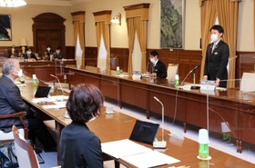 教育行政の方向性について話す斎藤元彦兵庫県知事（中央）＝県公館