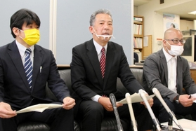 「文書通信交通滞在費」の見直しを求めた申し入れ書を衆参議長に発送し、記者会見する丸尾牧兵庫県議（中央）ら＝２４日午前、兵庫県庁