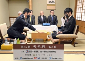 第３局で初手を打つ一力遼天元（左）。右は関航太郎七段＝２５日午前、福岡県久留米市、「ホテルマリターレ創世　久留米」