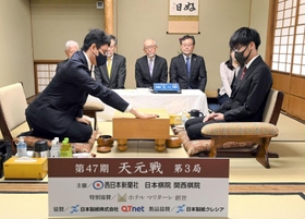 第３局で初手を打つ一力遼天元（左）。右は関航太郎七段＝２５日午前、福岡県久留米市、「ホテルマリターレ創世　久留米」