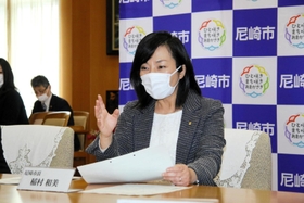 通称「かんなみ新地」に対し、尼崎南署と尼崎市が現地の組合に対して警告書を出したことについて見解を述べる稲村和美市長＝２５日午後、尼崎市役所