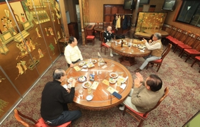 人数制限が撤廃される前夜、２卓に分かれて食事する男性５人グループ。中華料理といえば回転テーブルに大皿だが、この店では個食で提供している＝２５日午後、神戸市中央区中山手通２、萬寿殿（撮影・吉田敦史）