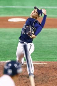 ８回途中から５番手で登板し、勝利投手となったオリックス・山岡＝東京ドーム（撮影・藤尾明華）
